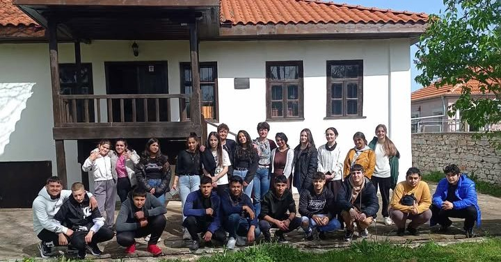 В светлата великденска седмица , учениците на СУ“Д-р Петър Берон“посетиха уникалната за страната ни къща, запазена в автентичния си видот ХIХ век.Научиха...